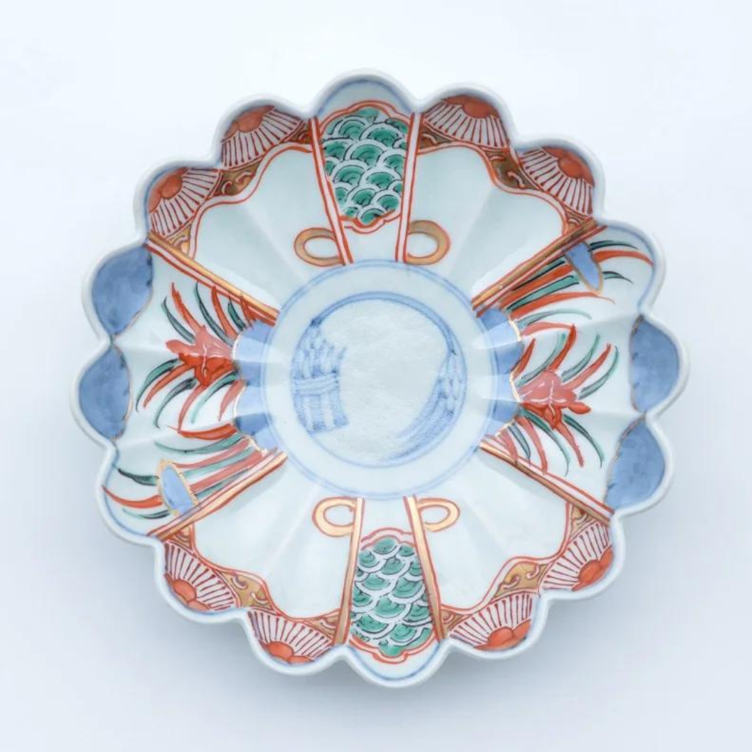 Assiette Arita-yaki Chrysanthème 18×4,5 cm – Assiette japonaise raffinée en porcelaine décorée