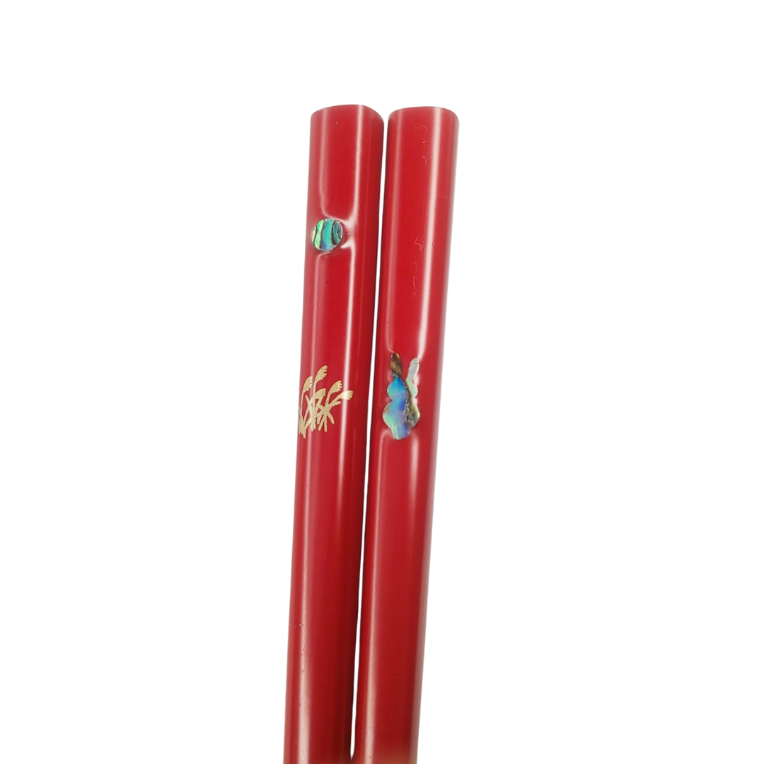 Baguettes Wakasa rouges de 20,5 cm décorées d’un motif de lune et de lapin réalisé en coquillages