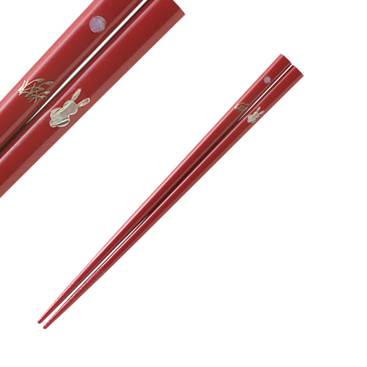 Baguettes Wakasa rouges de 20,5 cm décorées d’un motif de lune et de lapin réalisé en coquillages