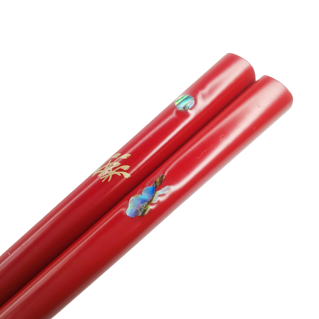 Baguettes Wakasa rouges de 20,5 cm décorées d’un motif de lune et de lapin réalisé en coquillages
